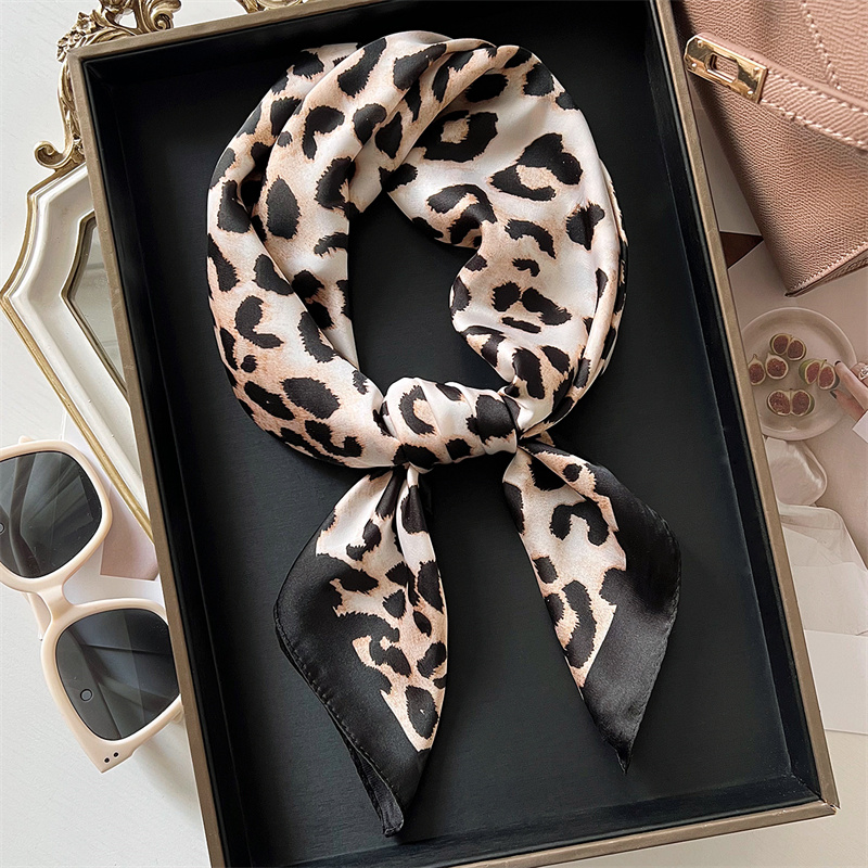 Silk Scarf Square - 70 センチメートル正方形の高級ヒョウ柄シルクスカーフレディースヘッドバンド小さな髪スカーフバンド女性ハンカチバンダナスカーフ