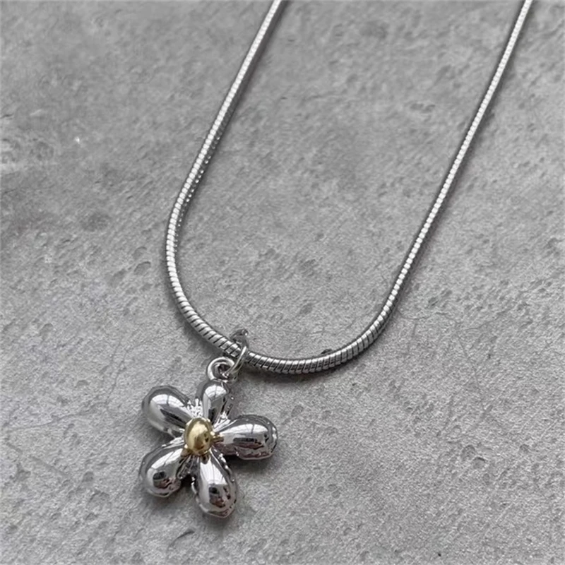 女性のためのヴィンテージステンレス鋼のネックレス,フラワーペ - Women'S Emo Accessories のレビューと価格