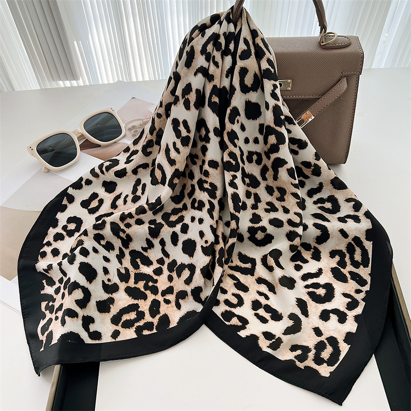 70 センチメートル正方形の高級ヒョウ柄シルクスカーフレディ - Silk Scarf Square のレビューと価格