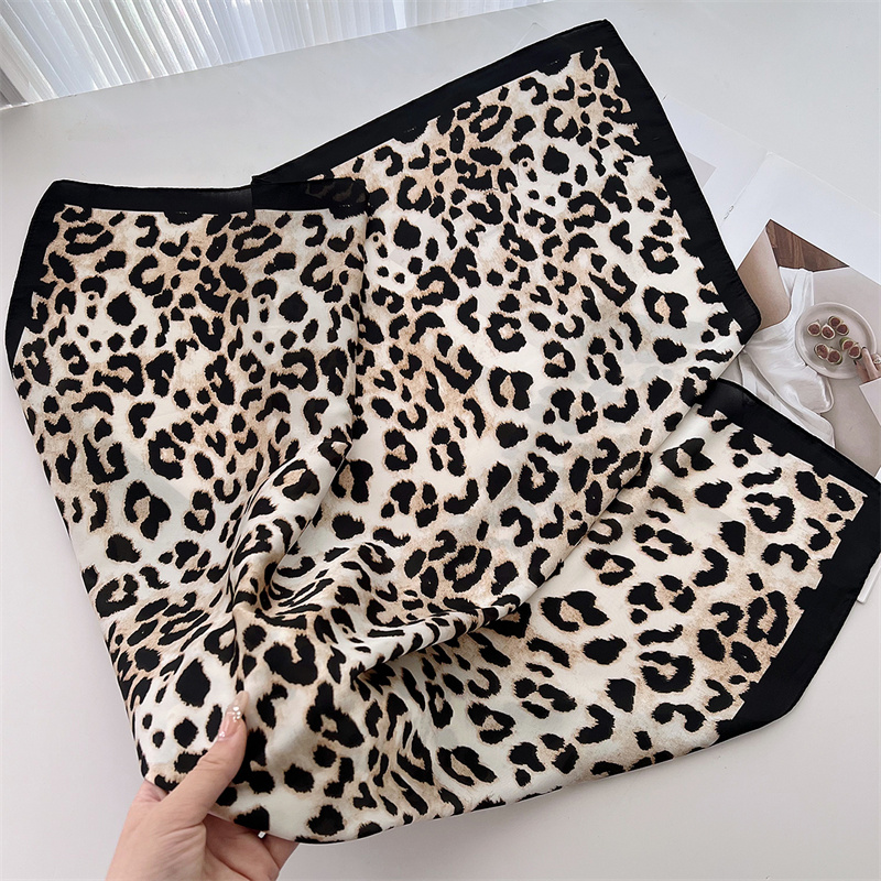 70 センチメートル正方形の高級ヒョウ柄シルクスカーフレディ - Silk Scarf Square のレビューと価格