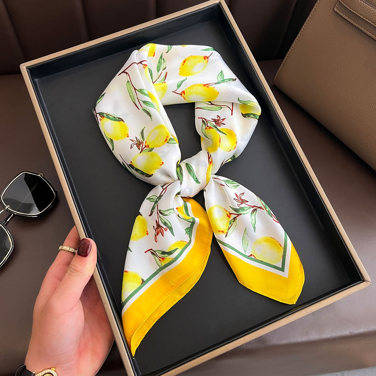 2025 新イエローレモンプリント正方形シルクスカーフ女性の - Silk Scarf Square のレビューと価格